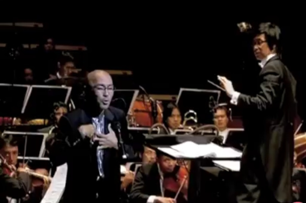 Utha Likumahua tengah membawakan Lagu Indonesia Pusaka cipt Ismail Marzuki, Diiringi Twilite Orchestra Adi M.S. Sidney Opera House, Australia, 2009.